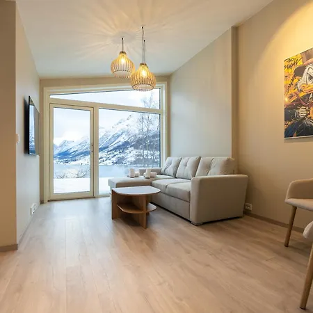 公寓 Med Utsikt I Loen